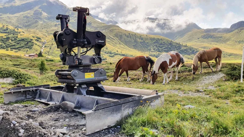 OilQuick Tiltrotatorsandwich mit Planierbalken