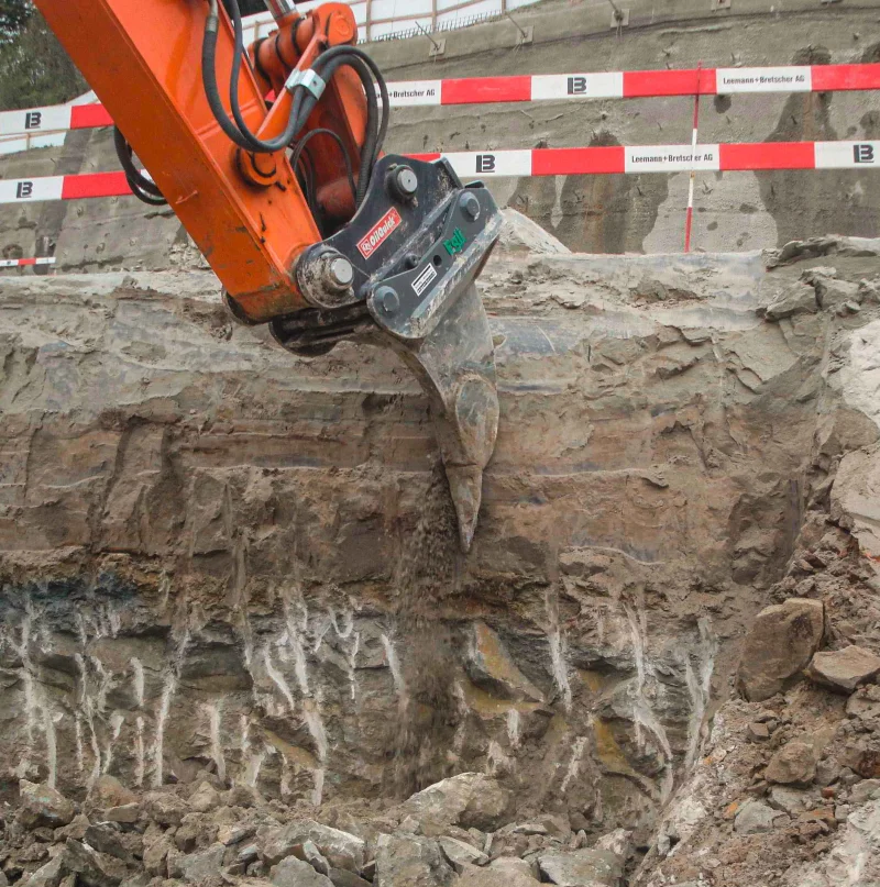 Egli Aufreisszahn beim Lösen von Felsgestein auf einer Baustelle